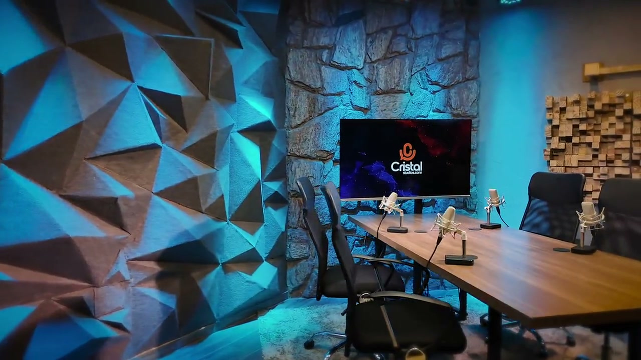 Set de gravação com parede de pedra, painel acústico e tela com a marca Cristal Studios