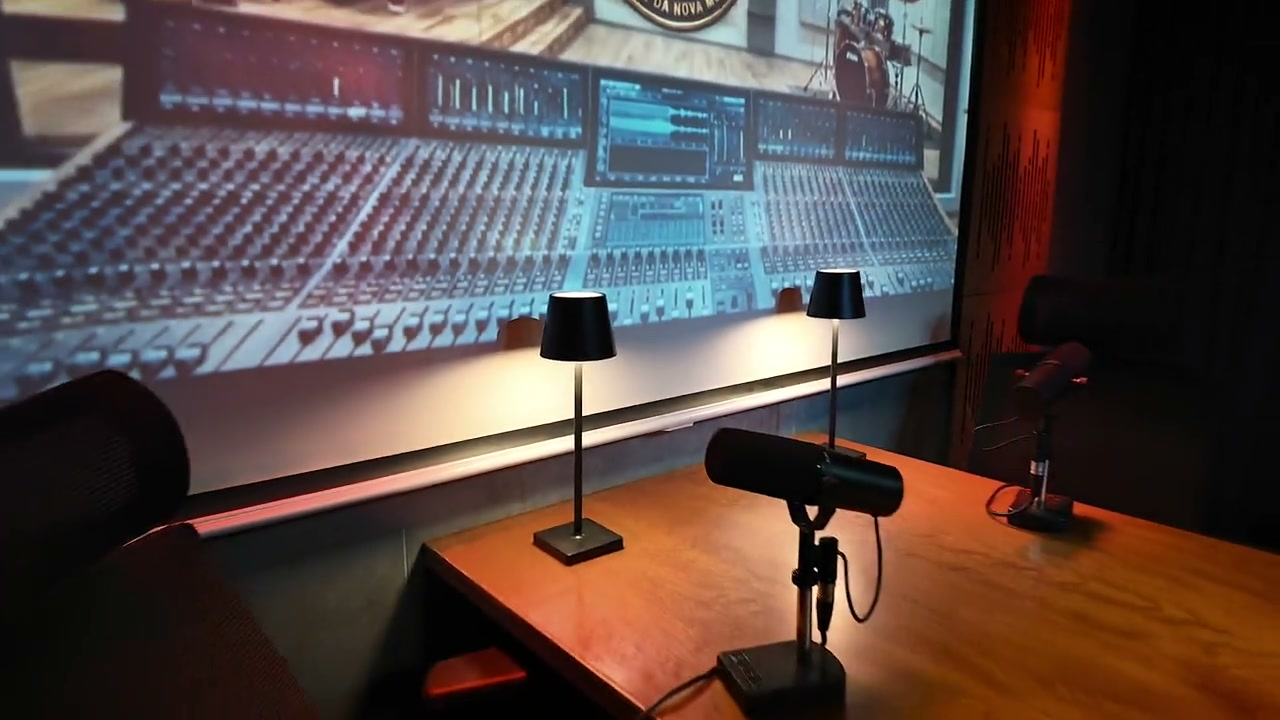 Estação de áudio com mesa de mixagem e iluminação de ambiente